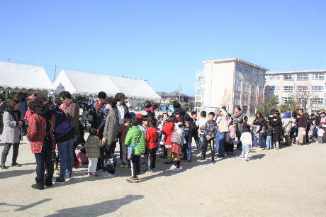 餅つき体験コーナーを待つ子ども達