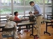 お友達の顔を見て食べられて嬉しいと話す高齢のご婦人方