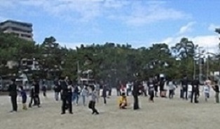 ハンターの追跡を，子ども達はすばしこくかわします。