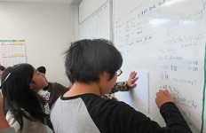 板書している画像