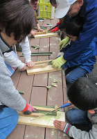 ノコギリをひく様子の画像