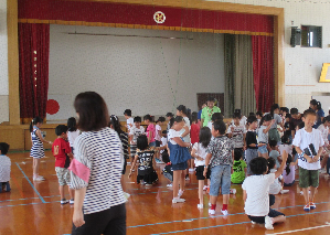 子どもたちがゲームに参加している様子