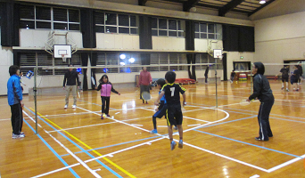 子どもたちがバドミントンをする画像