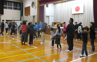 みんなで準備体操をする画像