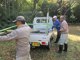 竹をトラックに積む様子