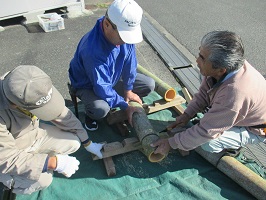 竹を切り揃える様子