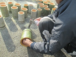 竹を熱する様子