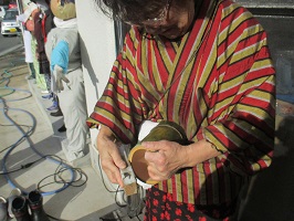 やすりをかける様子