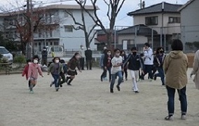 「鬼滅の刃」勝抜きジャンケン、子ども達が「全集中」で走ります