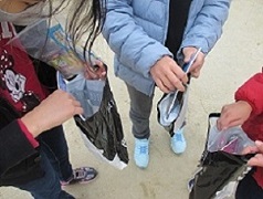 子ども会から子ども達に、文房具の参加賞