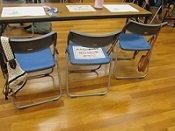 密を避けて3個並べた椅子の真ん中は，空けておきます。