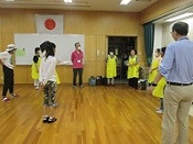 片付け，消毒を手早く済ませるて反省会をしています。