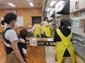 赤ちゃんを抱っこした「ママも息抜きしてスマイル」