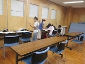 食事会場の手前の部屋に，学習スペースもあります。