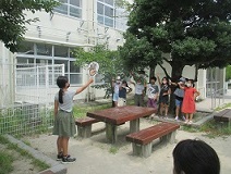 大きなジャンケン団扇で、静かにジャンケンゲーム