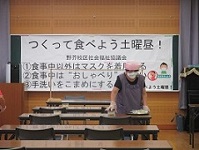 感染予防の「約束」を大きく掲示、対面者には手作りの透明衝立も用意しての再開です。