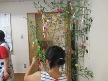 朝伐ってくださった青竹に七夕の飾りつけ