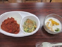 寄贈の缶詰を活かした「サンマとトマトの水煮カレー」と「フルーツヨーグルト」