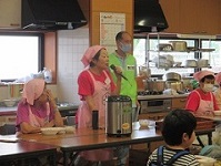 調理スタッフの食進会の方から，献立の説明