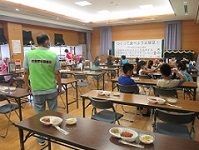 2回に分け、距離を取り、一方向を向いて、静かに「いただきます」