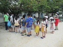 お二人の達人それぞれの少人数班に分かれて、並びます。