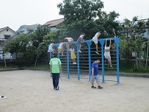 ろくぼくで、リンゴが三つをしています