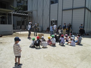 子ども達が参加賞をもらっている様子