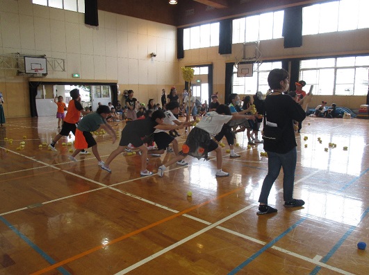 音楽が鳴ったら玉入れを中断してダンスをしている様子