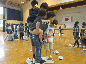 新聞紙を使って遊ぶたて割り