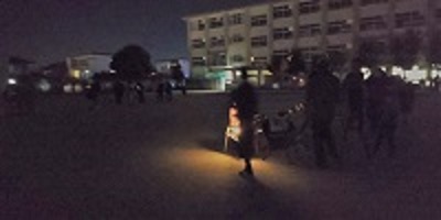 家族ごとに距離を取って望遠鏡の順番待ち