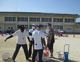 熱戦に次ぐ熱戦で、審判団はライン引きもテキパキとこなしていました。