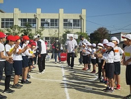 試合前の挨拶時に、全員の手指とボールを消毒します