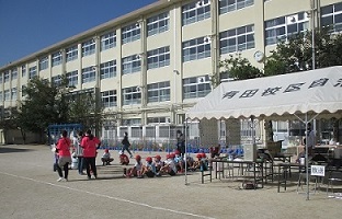 分散待機の各チーム、試合前は待機場所に移動して静かに待ちます。