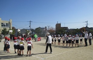 試合前は並んで挨拶から、ドキドキの1年生