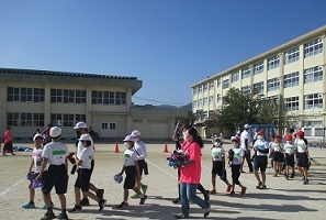 連合会スタッフが引率して距離を取って入場する高学年