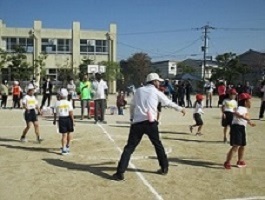 審判団は、優しくルール指導しながらきびきびした試合運びでした。