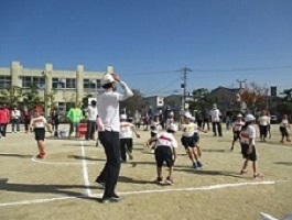 「アウト！あちらの外野へ出ようねー」