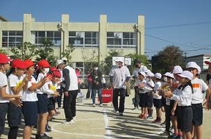 「当たった！大丈夫？首から上でセーフ！だよ。がんばれるかな？よし！」