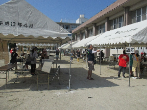 校庭に８張りのテントを設置