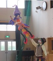 「アウト！あちらの外野へ出ようねー」