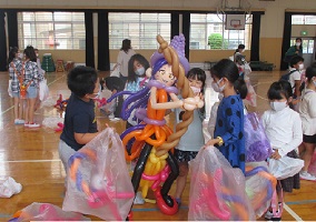 「当たった！大丈夫？首から上でセーフ！だよ。がんばれるかな？よし！」