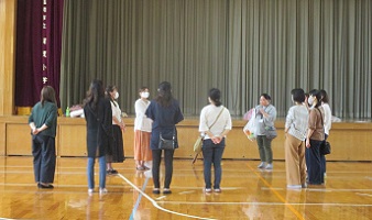 ・時間内に無事イベントと片付けが終了、距離を取って反省会をする連合役員さん