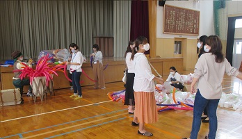 講師と連合役員のみなさんが、風船に空気を入れて準備中