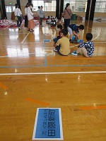 単位町内の子ども会ごとに、離れて座りました