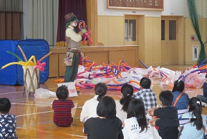 次々と作り出されるバルーン作品に、子ども達は「なんだろう？」