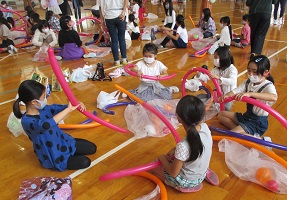 町内ごとに教え合って、子ども達もバルーンアート作りに挑戦