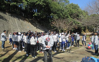 高取中生徒会によるレクリエーションを大人も子どもも楽しみます。