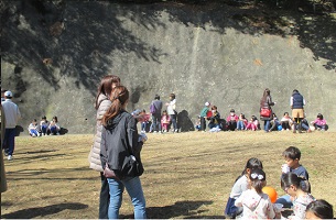 みんなできれいにした祖原山公園で、焼き芋を頂きました。