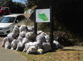 みんなで集めたごみの袋が山になっています。お疲れさまでした。