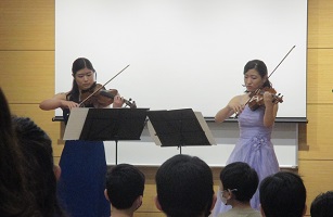 息の合った演奏で観衆を魅了した、校区出身の奏者